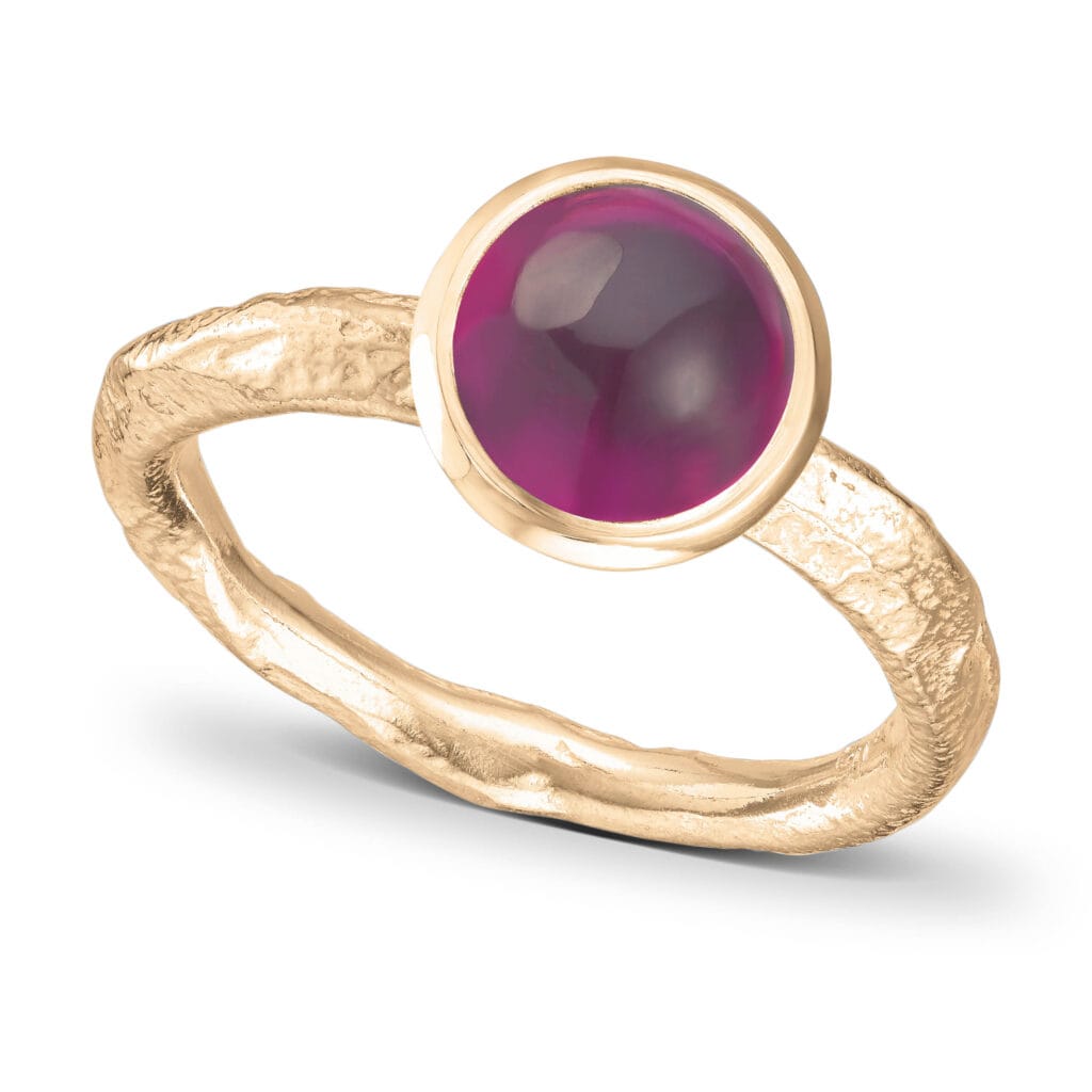 Organischer Ring aus 585er Gelbgold mit schmaler Schiene und einem 8 mm großen Rhodolith - einem tiefroten/rosa Edelstein.